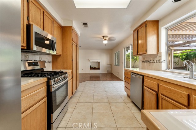 Detail Gallery Image 14 of 32 For 3229 Quarry Rd, Palmdale,  CA 93550 - 5 Beds | 3 Baths
