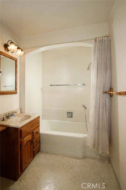 1075 Pine Oak Lane, Pasadena CA: https://media.crmls.org/medias/a95dbea7-8fa9-4325-90d2-954cfab410f0.jpg