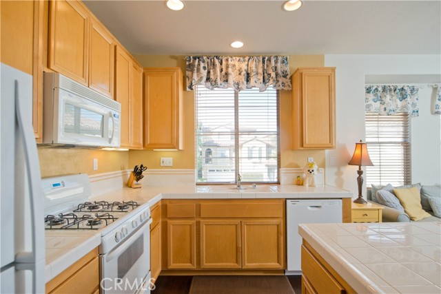Detail Gallery Image 9 of 33 For 28254 Canterbury Ct, Valencia,  CA 91354 - 2 Beds | 2/1 Baths