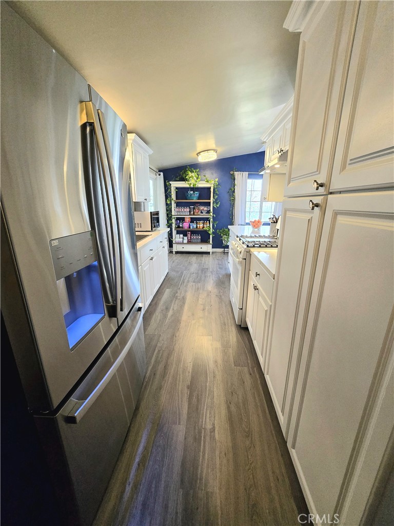 https://media.crmls.org/medias/a964072a-7ef4-4219-927d-bc79b44dad27.jpg?preset=X-Large