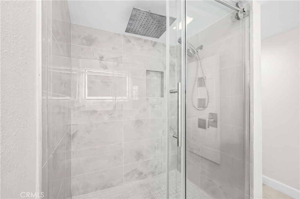 https://media.crmls.org/medias/a96882ca-2b48-41c3-b3fe-0a0a39c57013.jpg?preset=X-Large