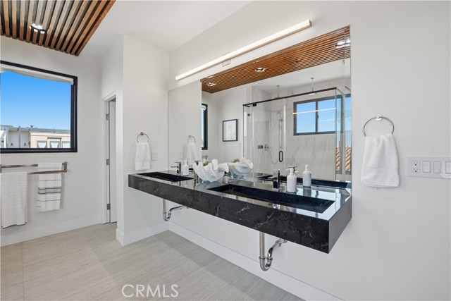 Detail Gallery Image 11 of 72 For 5108 Gordon Ln, San Diego,  CA 92109 - 4 Beds | 5/1 Baths