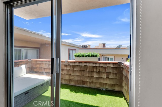 5400 Newcastle Avenue, Encino CA: https://media.crmls.org/medias/a9695a3e-81b2-4815-8db8-b6d700a5afa4.jpg