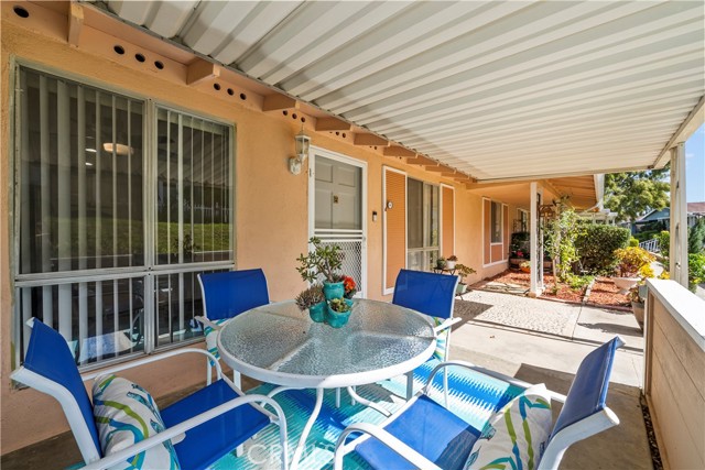 Detail Gallery Image 4 of 36 For 19156 Avenue of the Oaks #B,  Newhall,  CA 91321 - 2 Beds | 1/1 Baths