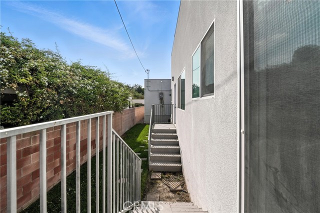 3031 3033 Vineyard Avenue, Los Angeles CA: https://media.crmls.org/medias/a96c8e83-19aa-40a7-936c-bf3b81455133.jpg