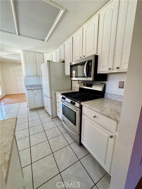 Detail Gallery Image 4 of 16 For 38252 La Loma Ave, Palmdale,  CA 93551 - 3 Beds | 3 Baths