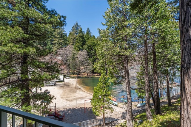 Detail Gallery Image 1 of 40 For 306 Villa Way, Lake Arrowhead,  CA 92352 - 2 Beds | 2 Baths