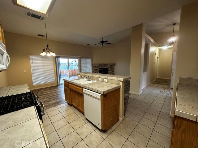 Detail Gallery Image 4 of 21 For 14075 Driftwood, Victorville,  CA 92395 - 4 Beds | 3 Baths