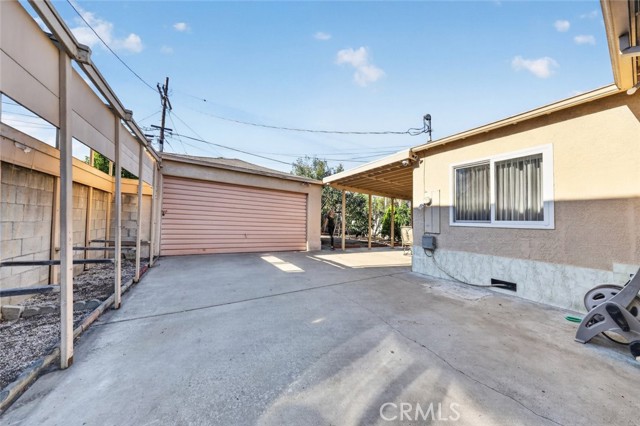 11407 Delano photo 34