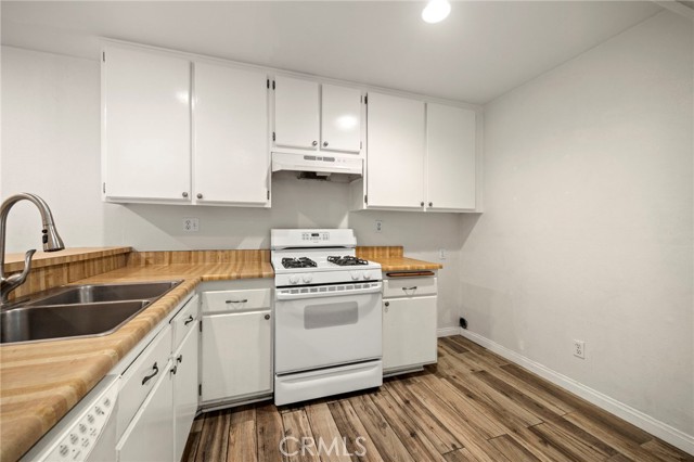 Detail Gallery Image 7 of 25 For 7150 Carlson Cir #21,  Canoga Park,  CA 91303 - 2 Beds | 1/1 Baths