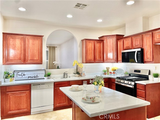 Detail Gallery Image 7 of 50 For 13953 Tawney Ridge Ln, Victorville,  CA 92394 - 4 Beds | 2 Baths