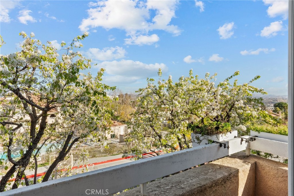 https://media.crmls.org/medias/a982fa81-95e5-4ef1-b799-443682261779.jpg?preset=X-Large