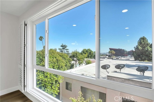 970 Palm, 200 photo 9