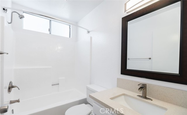 Detail Gallery Image 10 of 11 For 4406 Cahuenga Bld 209a,  Toluca Lake,  CA 91602 - 3 Beds | 2 Baths
