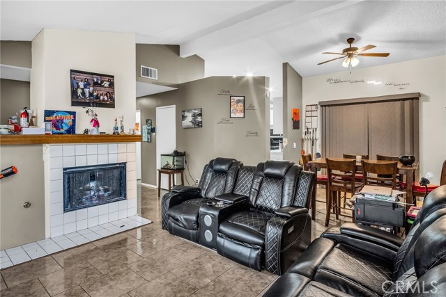 1137 Express Circle, Colton CA: https://media.crmls.org/medias/a988f14f-e80f-4b7c-926a-44d87d3db28f.jpg