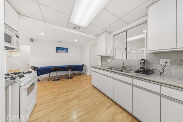 Detail Gallery Image 11 of 31 For 12329 Burton St, North Hollywood,  CA 91605 - 4 Beds | 2/1 Baths