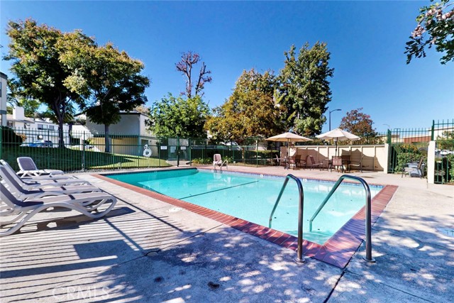 Detail Gallery Image 2 of 38 For 10504 Sunland Blvd Bld #5,  Sunland,  CA 91040 - 2 Beds | 2 Baths