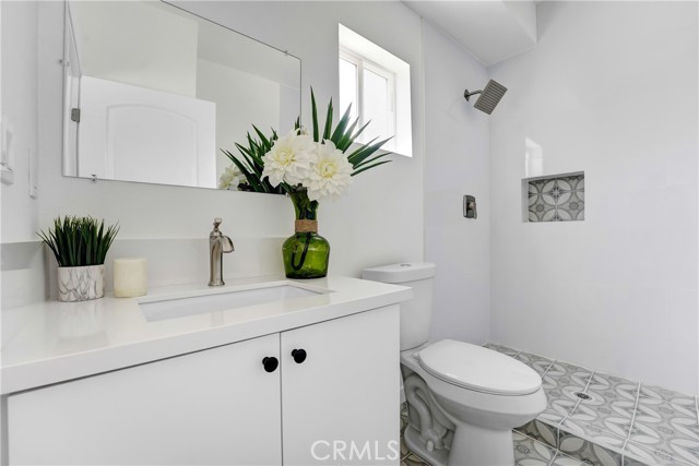 Detail Gallery Image 3 of 16 For 11960 Vanowen Ave, North Hollywood,  CA 91605 - 4 Beds | 3/1 Baths