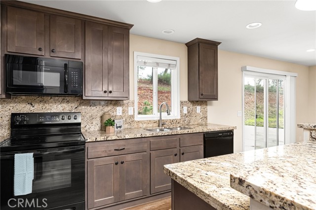 Detail Gallery Image 8 of 47 For 8606 Skyway, Paradise,  CA 95969 - 3 Beds | 2 Baths