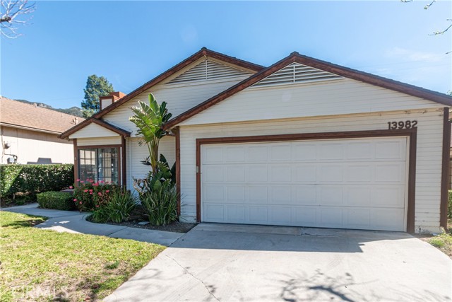 Detail Gallery Image 2 of 32 For 13982 Olive Grove, Sylmar,  CA 91342 - 2 Beds | 2 Baths