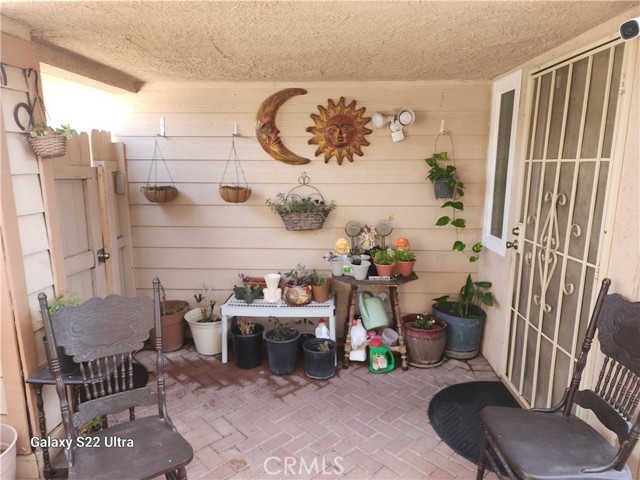 16171 Winterwood Lane, Fontana CA: https://media.crmls.org/medias/a99600f8-523c-40cf-a94a-b7d3e21e6f1f.jpg