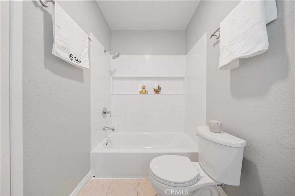 https://media.crmls.org/medias/a99e11a8-8869-4ae5-9178-0a36b3ee6425.jpg?preset=X-Large