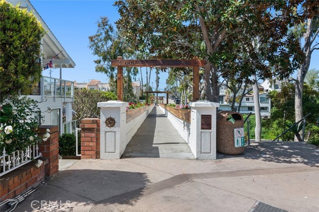 411 Goldenrod, Corona del Mar CA: https://media.crmls.org/medias/a99e11f5-d003-4eb7-81a3-0632b2adf03b.jpg