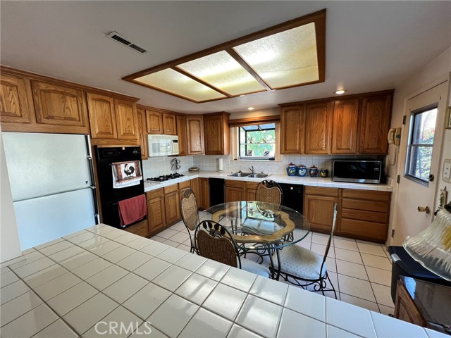 Detail Gallery Image 4 of 23 For 521 E Francisquito Ave, West Covina,  CA 91790 - 4 Beds | 2 Baths