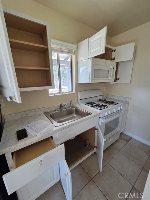 7888 maple, Fontana CA: https://media.crmls.org/medias/a9a821c5-bb96-4c74-8620-8e71266653d3.jpg