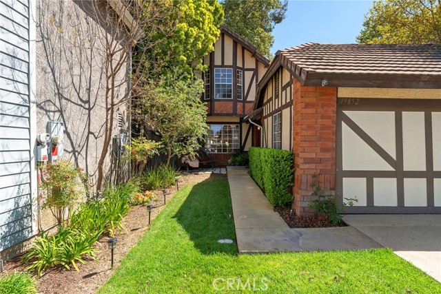 Detail Gallery Image 3 of 56 For 19852 Pandy Ct, Canyon Country,  CA 91351 - 3 Beds | 2/1 Baths