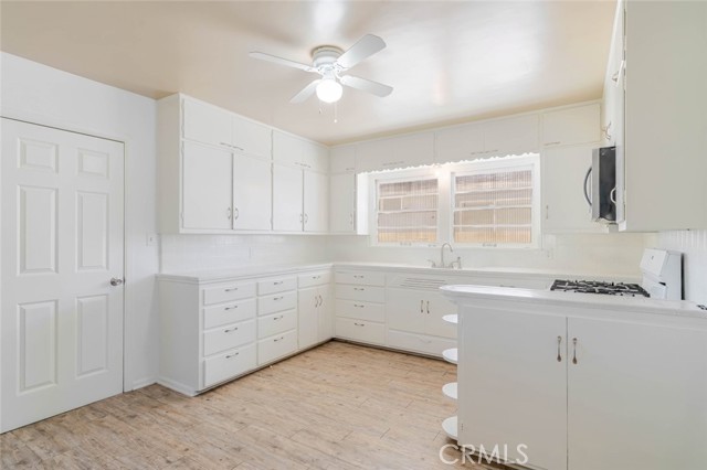 Detail Gallery Image 9 of 41 For 44632 Fern Ave, Lancaster,  CA 93534 - 5 Beds | 3 Baths