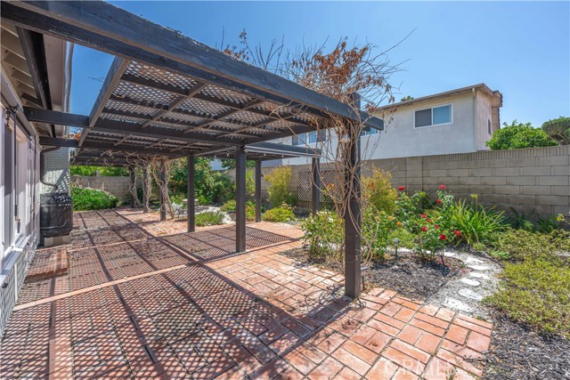 9622 Caithness Drive, Huntington Beach CA: https://media.crmls.org/medias/a9ad1e09-4611-4236-87a7-2d569b241f06.jpg