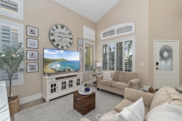 12 La Perla, Lake Forest CA: https://media.crmls.org/medias/a9add558-933e-4843-90d8-51736147188b.jpg