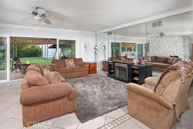 Detail Gallery Image 2 of 12 For 19128 Prairie St, Northridge,  CA 91324 - 4 Beds | 3 Baths