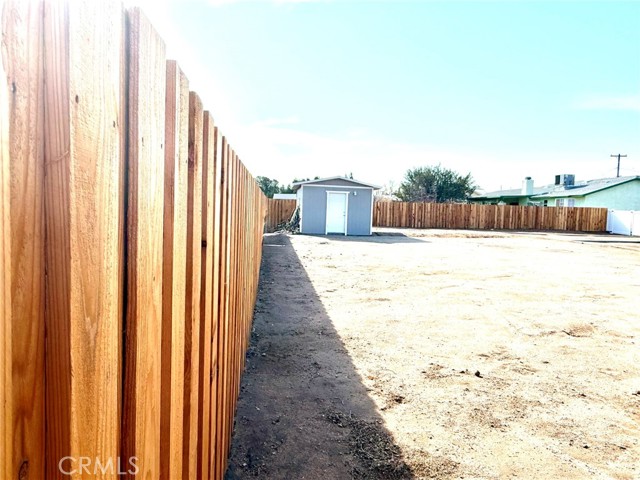 7795 Oakwood Avenue, Hesperia CA: https://media.crmls.org/medias/a9af5713-7779-442d-be10-2e8c6b1183e3.jpg