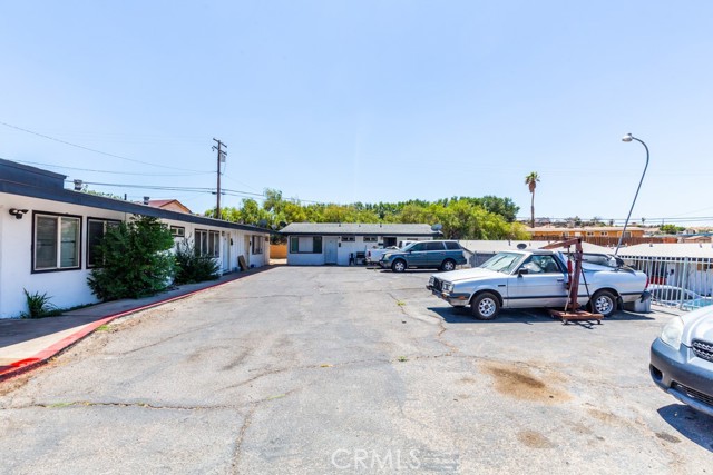 518 W Fredricks Street, Barstow CA: https://media.crmls.org/medias/a9b40e76-1917-46be-ae82-117ee592804c.jpg