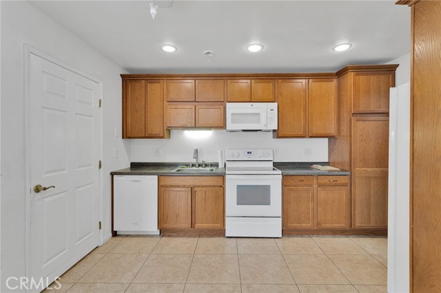 Detail Gallery Image 11 of 42 For 10328 El Centro, Oak Hills,  CA 92344 - 5 Beds | 4 Baths