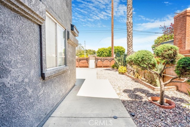2481 S Bundy Drive, Los Angeles CA: https://media.crmls.org/medias/a9b8f185-b427-4683-92e2-a3665c25c266.jpg