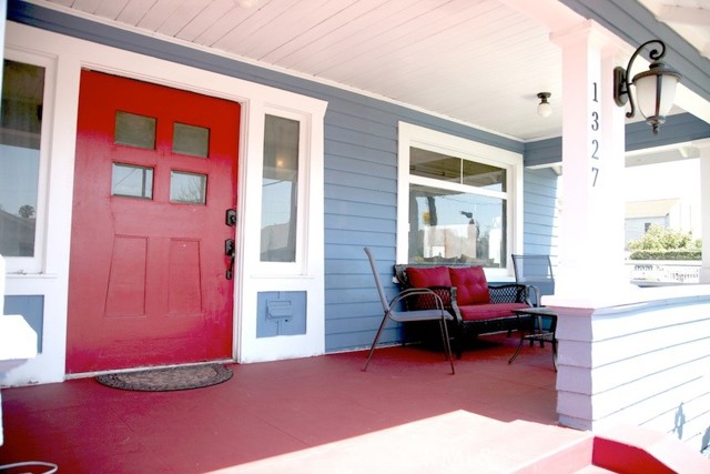 1327 W 35th Street, Los Angeles CA: https://media.crmls.org/medias/a9bd2933-26c2-4aec-9802-80b06866cdee.jpg