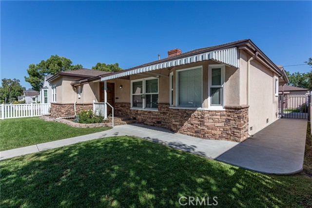 2219 W Clark Avenue, Burbank CA: https://media.crmls.org/medias/a9c27b65-904e-433b-a0f9-f33d7c67d796.jpg