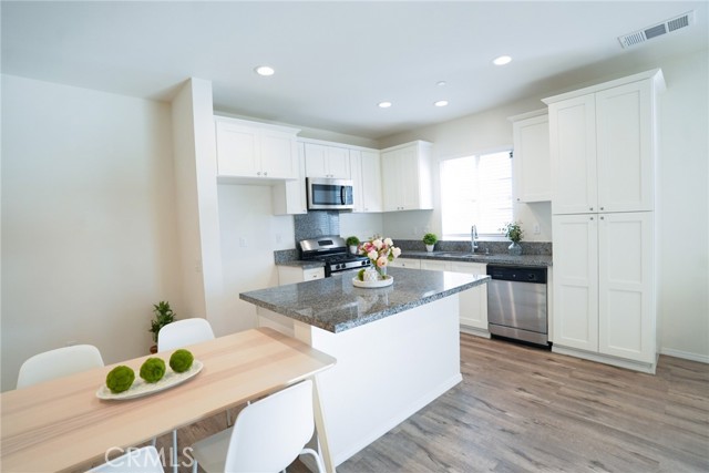 Detail Gallery Image 4 of 29 For 273 S Vermont Ave, Glendora,  CA 91741 - 3 Beds | 3 Baths