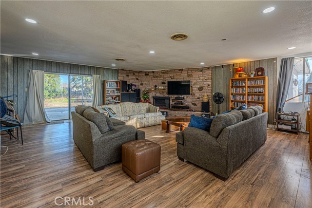 Detail Gallery Image 8 of 38 For 13250 Road 184, Porterville,  CA 93257 - 3 Beds | 2 Baths