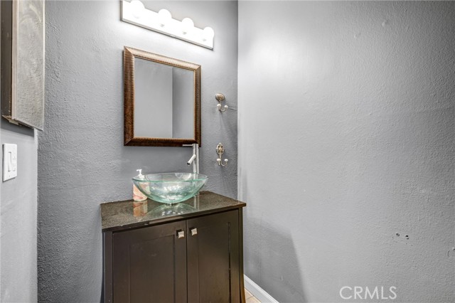 Detail Gallery Image 4 of 35 For 5460 White Oak Ave #E319,  Encino,  CA 91316 - 1 Beds | 1/1 Baths