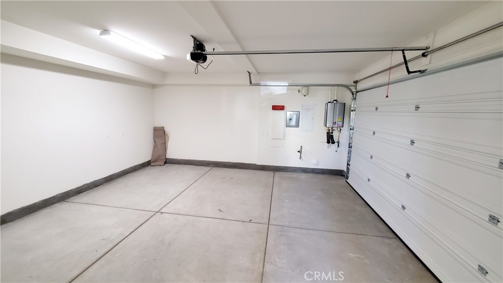 https://media.crmls.org/medias/a9c9155d-e7c5-4293-97dd-d0757c212635.jpg?preset=X-Large