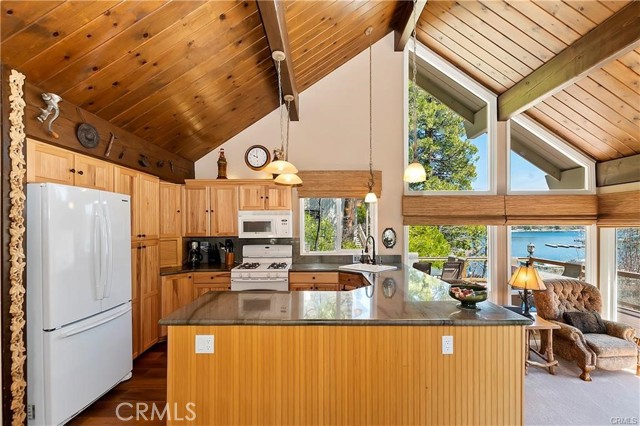 Detail Gallery Image 11 of 52 For 27513 W Shore Rd, Lake Arrowhead,  CA 92352 - 6 Beds | 4/1 Baths