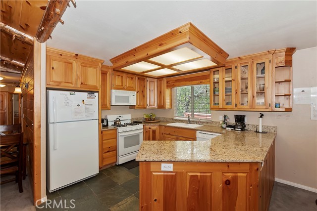 Detail Gallery Image 14 of 31 For 1394 La Crescenta Dr, Big Bear City,  CA 92314 - 3 Beds | 2 Baths