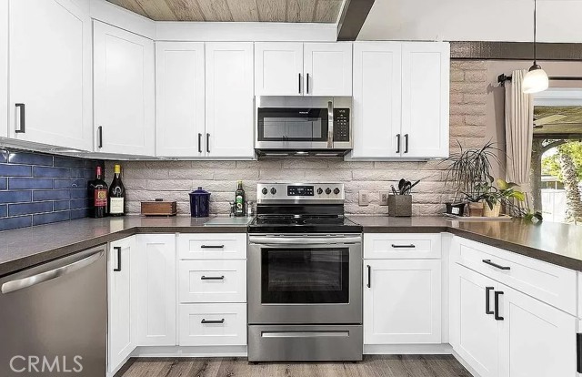 Detail Gallery Image 4 of 17 For 22400 Canyon Club Dr, Canyon Lake,  CA 92587 - 2 Beds | 2 Baths