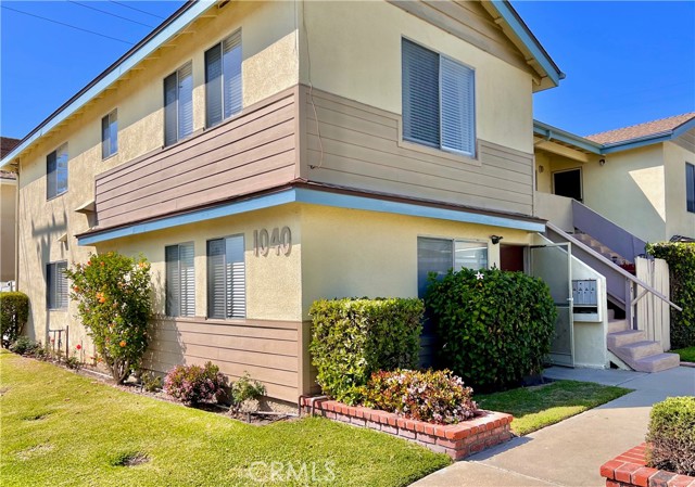 1040 Valencia Street, Costa Mesa CA: https://media.crmls.org/medias/a9d4e923-dfcb-4109-b379-c1357b58e6d0.jpg