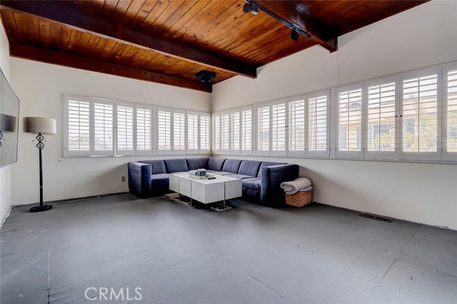 Spacious entertaining area family room