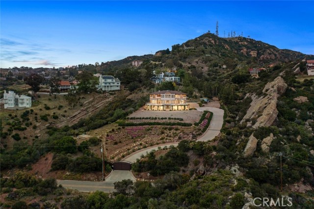24517 Piuma Road, Malibu CA: https://media.crmls.org/medias/a9d8b5ff-c198-47c5-b2fe-3dc805afd1b0.jpg